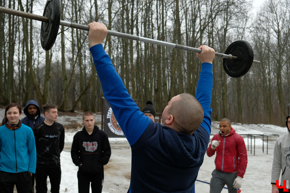 Ребята из сообщества «Трезвый град Владимир» проводят тренировки для всех желающих в парке «Дружба»