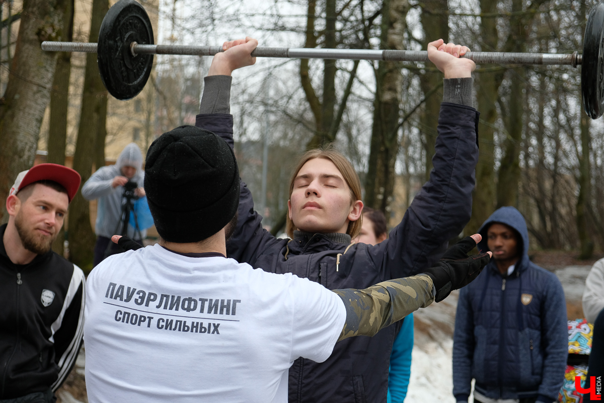 Ребята из сообщества «Трезвый град Владимир» проводят тренировки для всех желающих в парке «Дружба»