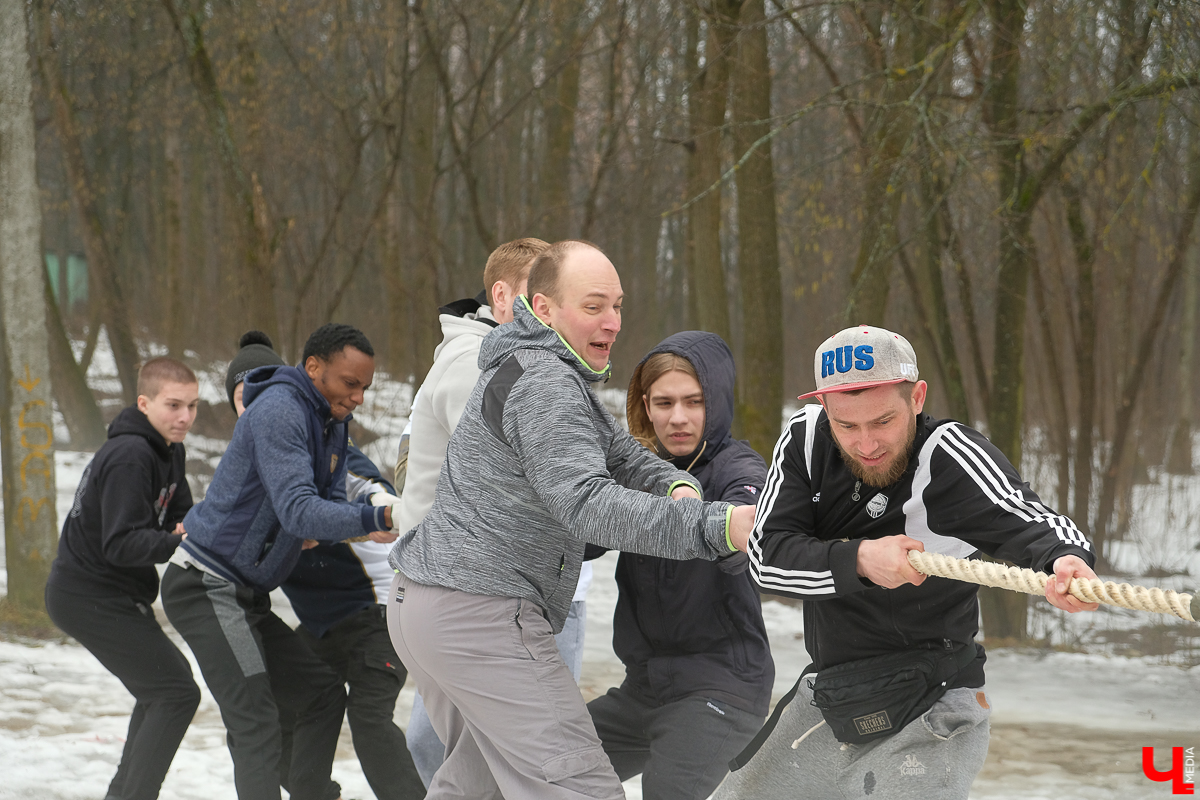 Ребята из сообщества «Трезвый град Владимир» проводят тренировки для всех желающих в парке «Дружба»