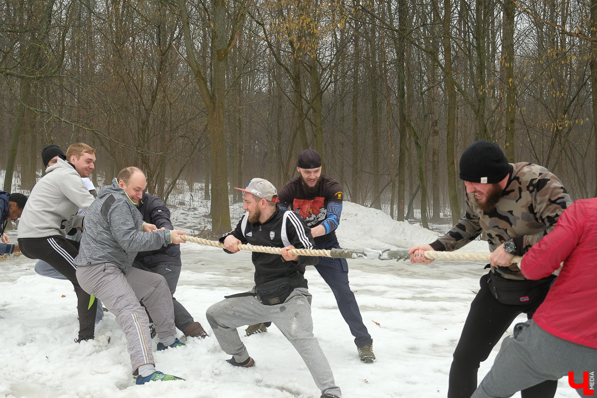Ребята из сообщества «Трезвый град Владимир» проводят тренировки для всех желающих в парке «Дружба»