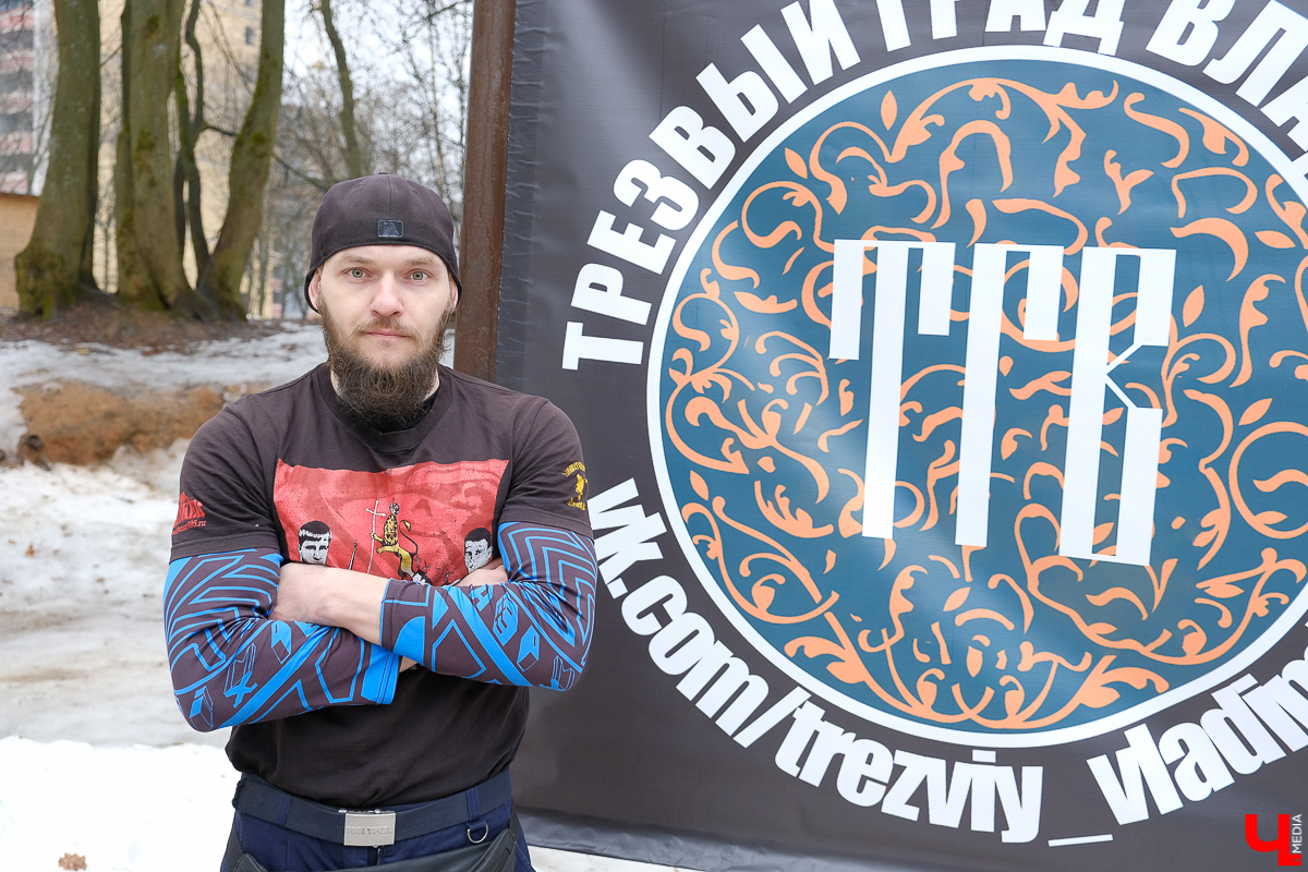 Ребята из сообщества «Трезвый град Владимир» проводят тренировки для всех желающих в парке «Дружба»