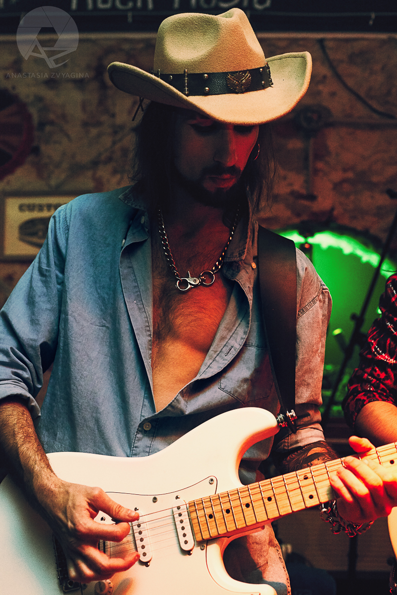 Герои лосин и гитарных хуков, владимирские глэм-мелодик-рокеры Bosphorus Night вновь сделали подарок дамам на 8 марта