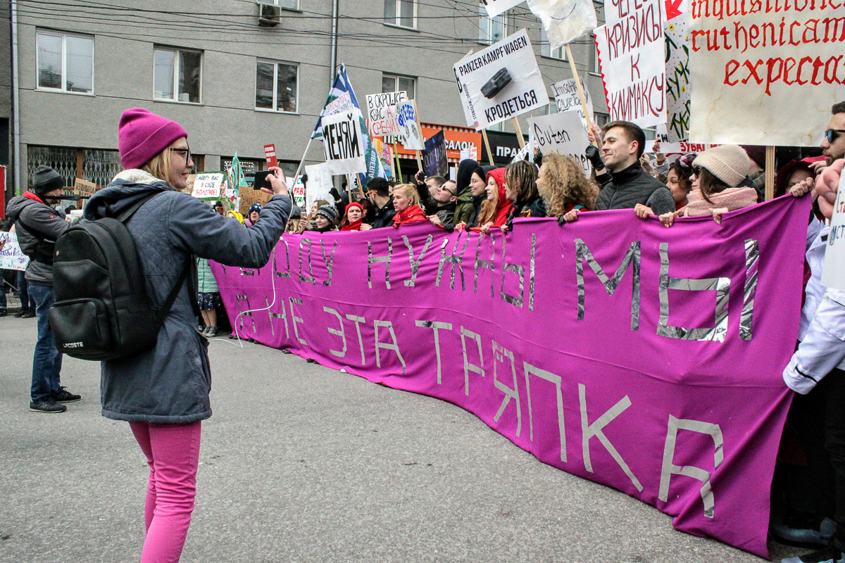 Видели в интернете фото митингов со смешными лозунгами? Так вот, готовьтесь, «Монстрация» добралась до нашего города! Причем вместе с идеологом акции, Артемом Лоскутовым, изобретателем дубинописи, «Запрещенки» и прочих веселых штуковин