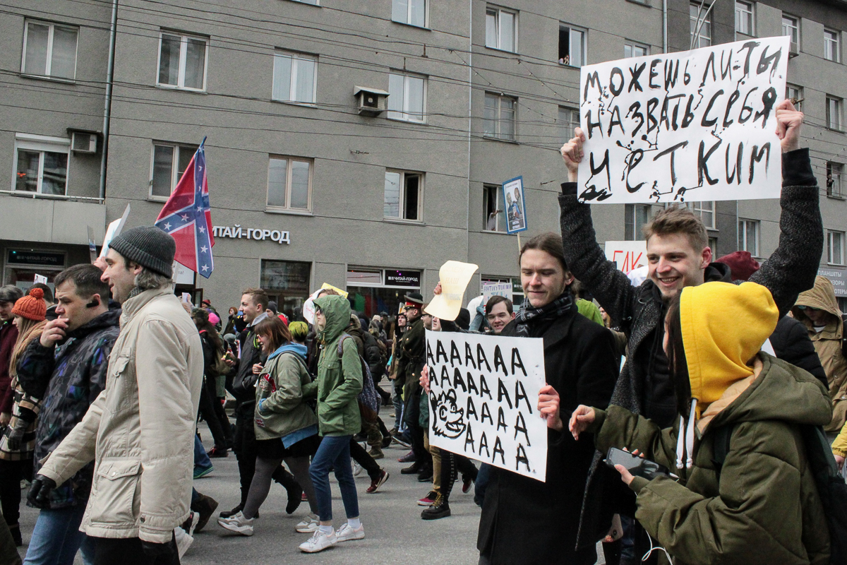 Видели в интернете фото митингов со смешными лозунгами? Так вот, готовьтесь, «Монстрация» добралась до нашего города! Причем вместе с идеологом акции, Артемом Лоскутовым, изобретателем дубинописи, «Запрещенки» и прочих веселых штуковин