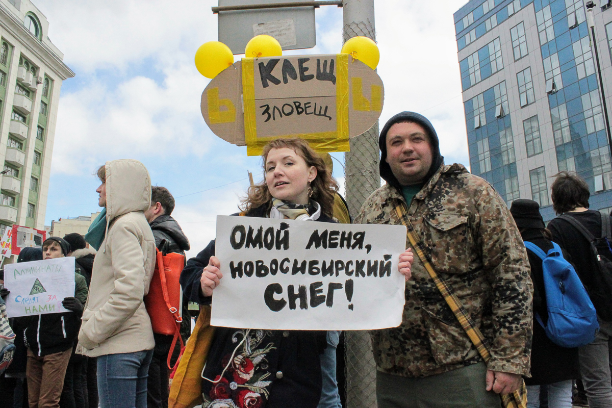 Видели в интернете фото митингов со смешными лозунгами? Так вот, готовьтесь, «Монстрация» добралась до нашего города! Причем вместе с идеологом акции, Артемом Лоскутовым, изобретателем дубинописи, «Запрещенки» и прочих веселых штуковин