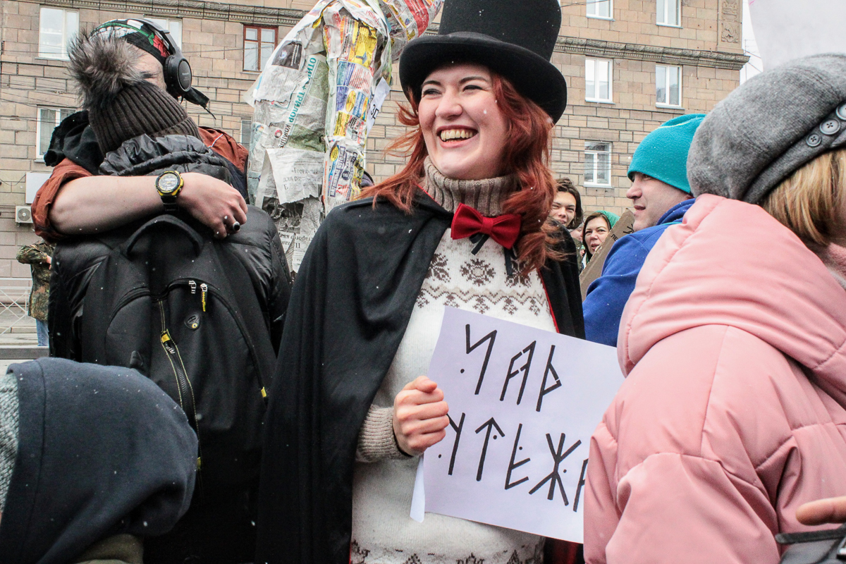 Видели в интернете фото митингов со смешными лозунгами? Так вот, готовьтесь, «Монстрация» добралась до нашего города! Причем вместе с идеологом акции, Артемом Лоскутовым, изобретателем дубинописи, «Запрещенки» и прочих веселых штуковин
