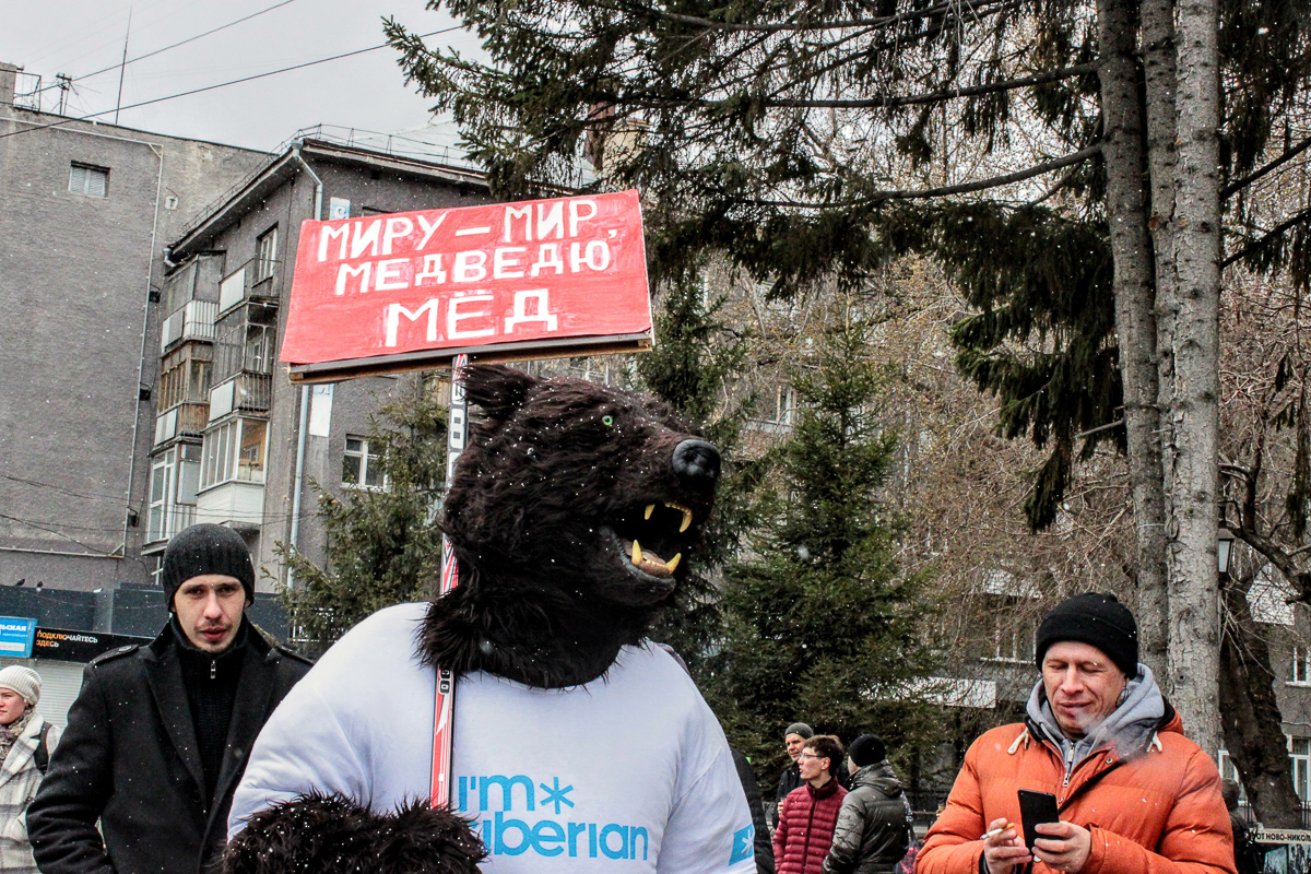 Видели в интернете фото митингов со смешными лозунгами? Так вот, готовьтесь, «Монстрация» добралась до нашего города! Причем вместе с идеологом акции, Артемом Лоскутовым, изобретателем дубинописи, «Запрещенки» и прочих веселых штуковин