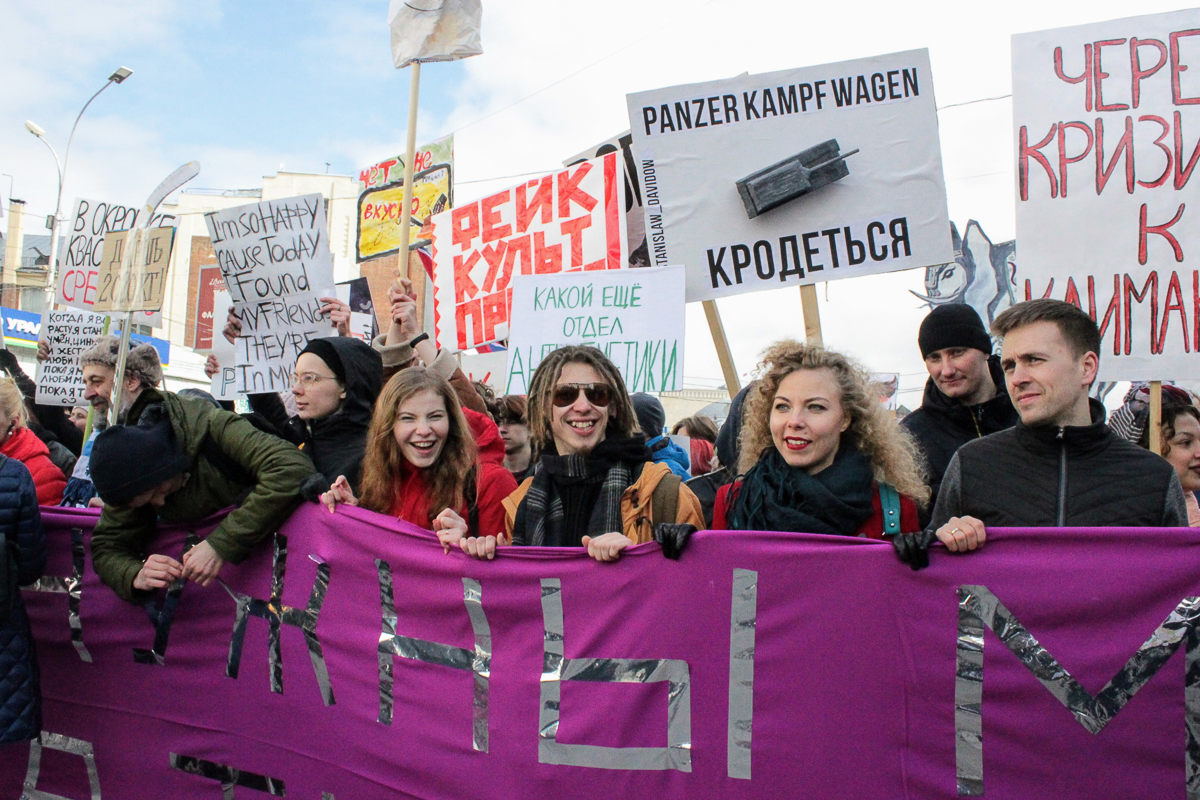 Видели в интернете фото митингов со смешными лозунгами? Так вот, готовьтесь, «Монстрация» добралась до нашего города! Причем вместе с идеологом акции, Артемом Лоскутовым, изобретателем дубинописи, «Запрещенки» и прочих веселых штуковин
