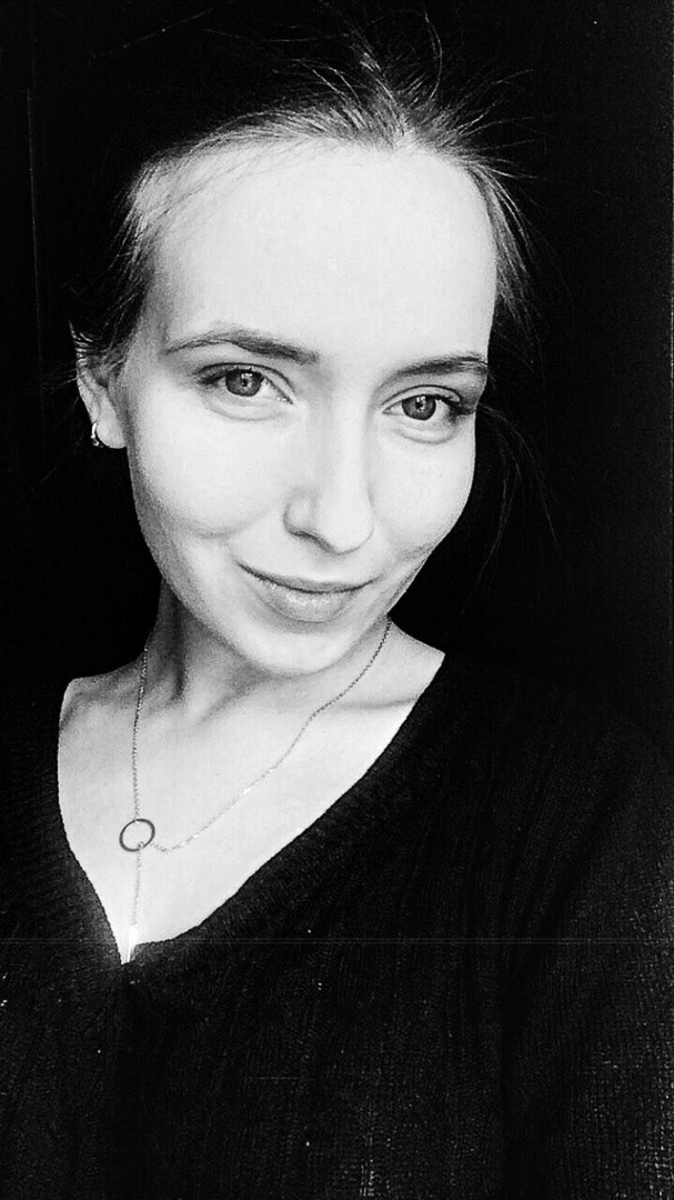 Владимирская мастерица Ольга Журавлева придумала удивительный способ помочь питомцам «Дома северной собаки». Она спряла нитки из шерсти обитателей приюта, а дизайнер одежды Тамара Азарова создала из них коллекцию Selkie. Вещи уже поступили в продажу. Все вырученные средства отдадут приюту