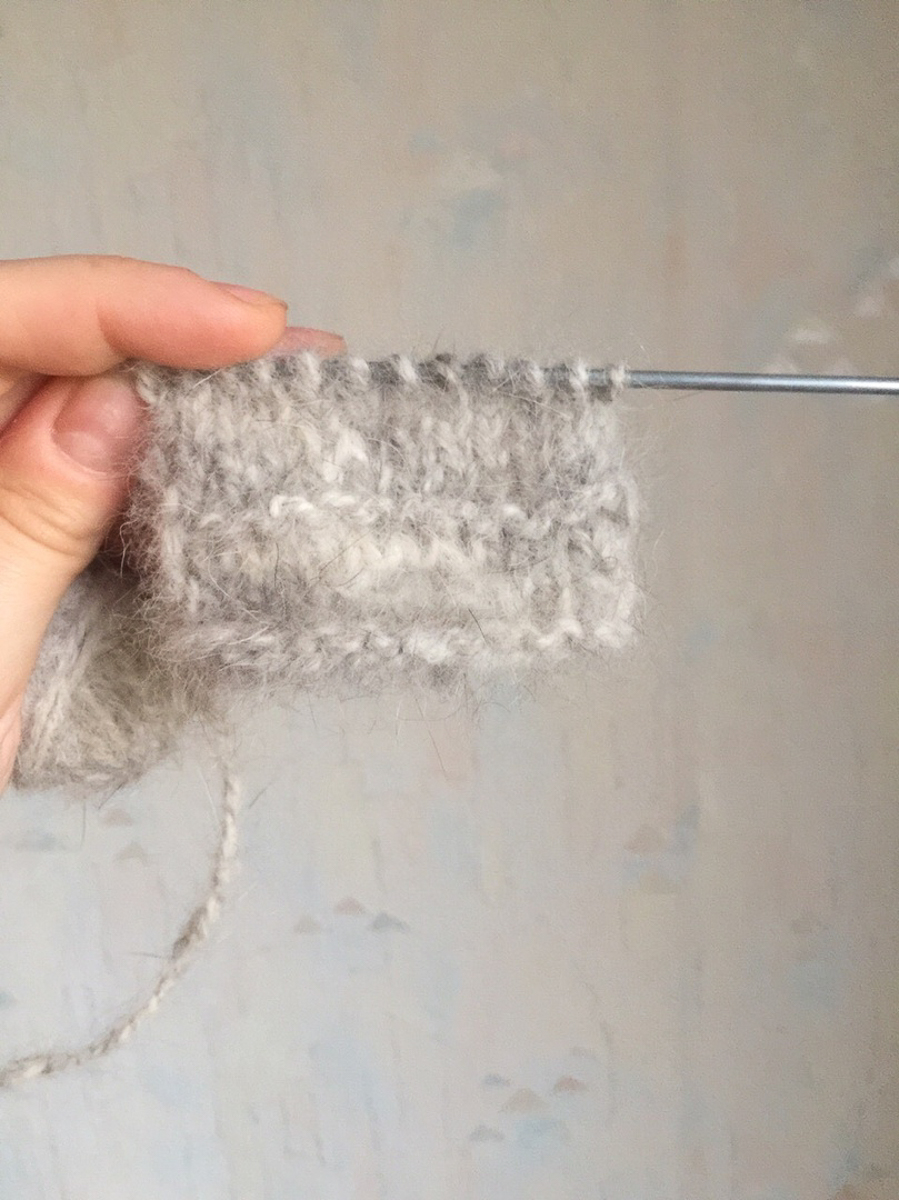 Владимирская мастерица Ольга Журавлева придумала удивительный способ помочь питомцам «Дома северной собаки». Она спряла нитки из шерсти обитателей приюта, а дизайнер одежды Тамара Азарова создала из них коллекцию Selkie. Вещи уже поступили в продажу. Все вырученные средства отдадут приюту