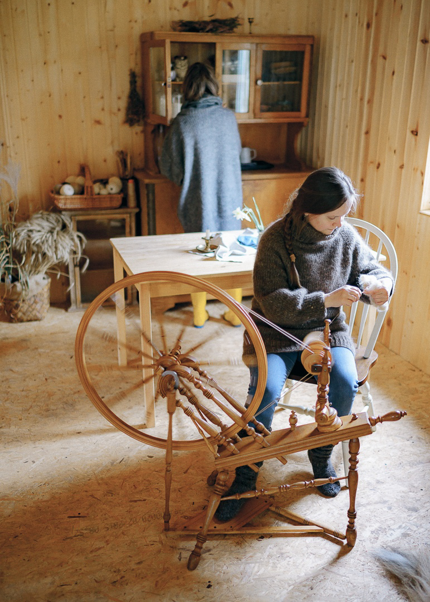 Владимирская мастерица Ольга Журавлева придумала удивительный способ помочь питомцам «Дома северной собаки». Она спряла нитки из шерсти обитателей приюта, а дизайнер одежды Тамара Азарова создала из них коллекцию Selkie. Вещи уже поступили в продажу. Все вырученные средства отдадут приюту