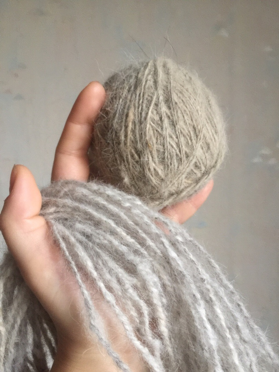 Владимирская мастерица Ольга Журавлева придумала удивительный способ помочь питомцам «Дома северной собаки». Она спряла нитки из шерсти обитателей приюта, а дизайнер одежды Тамара Азарова создала из них коллекцию Selkie. Вещи уже поступили в продажу. Все вырученные средства отдадут приюту