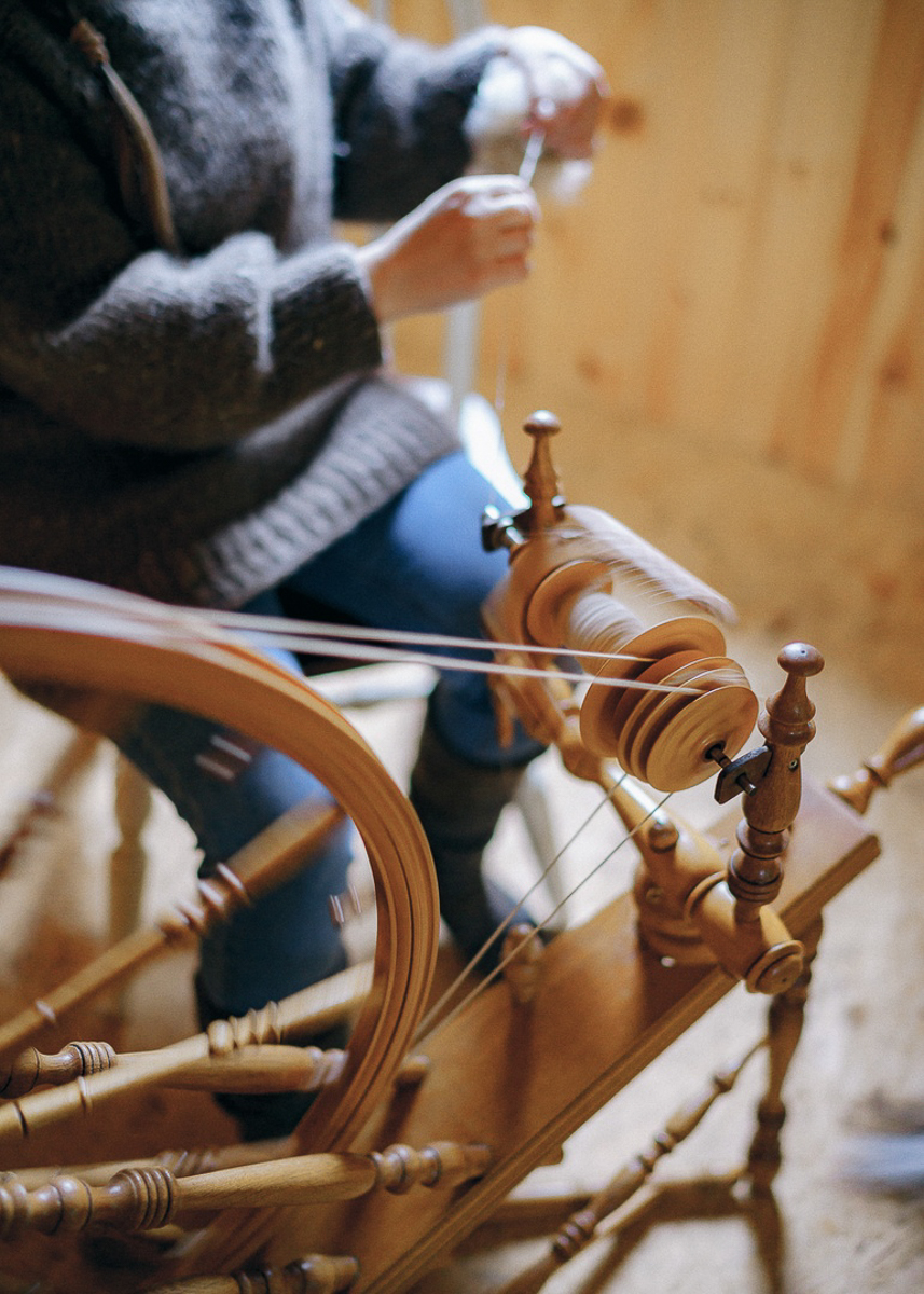Владимирская мастерица Ольга Журавлева придумала удивительный способ помочь питомцам «Дома северной собаки». Она спряла нитки из шерсти обитателей приюта, а дизайнер одежды Тамара Азарова создала из них коллекцию Selkie. Вещи уже поступили в продажу. Все вырученные средства отдадут приюту