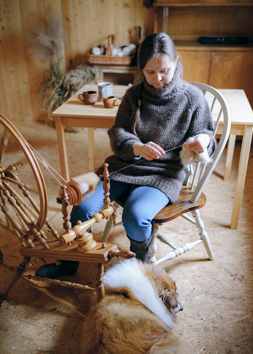 Владимирская мастерица Ольга Журавлева придумала удивительный способ помочь питомцам «Дома северной собаки». Она спряла нитки из шерсти обитателей приюта, а дизайнер одежды Тамара Азарова создала из них коллекцию Selkie. Вещи уже поступили в продажу. Все вырученные средства отдадут приюту