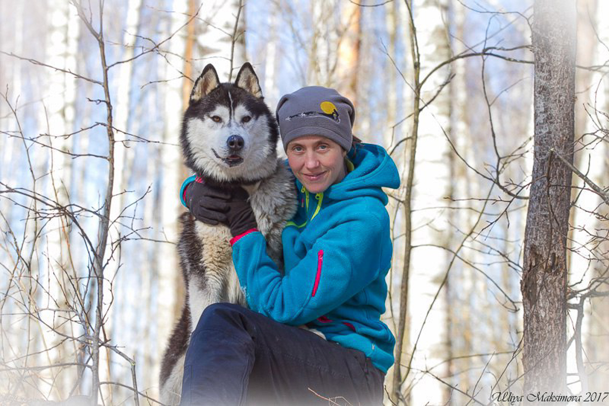 Владимирская мастерица Ольга Журавлева придумала удивительный способ помочь питомцам «Дома северной собаки». Она спряла нитки из шерсти обитателей приюта, а дизайнер одежды Тамара Азарова создала из них коллекцию Selkie. Вещи уже поступили в продажу. Все вырученные средства отдадут приюту