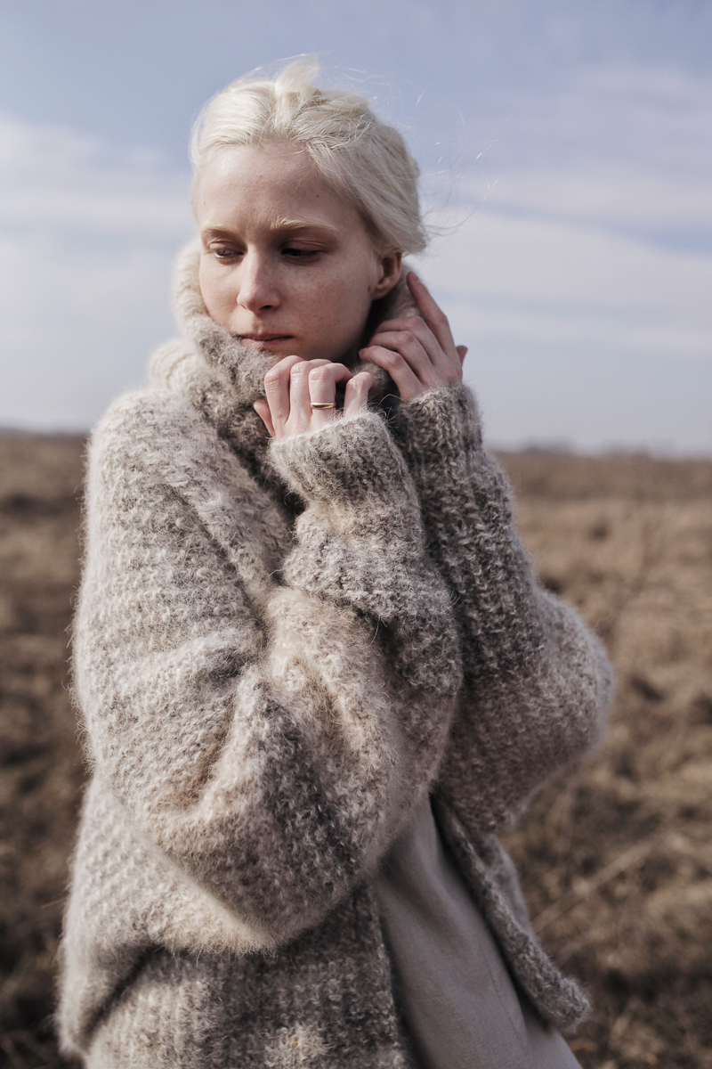 Владимирская мастерица Ольга Журавлева придумала удивительный способ помочь питомцам «Дома северной собаки». Она спряла нитки из шерсти обитателей приюта, а дизайнер одежды Тамара Азарова создала из них коллекцию Selkie. Вещи уже поступили в продажу. Все вырученные средства отдадут приюту