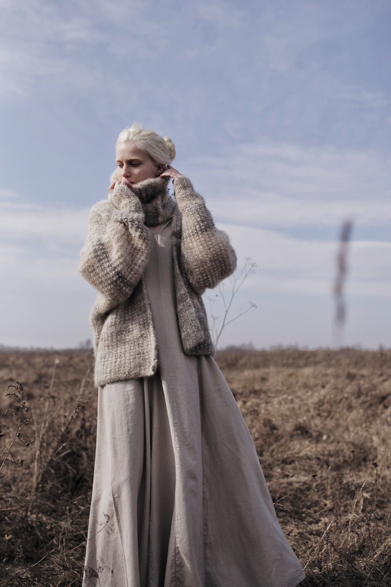 Владимирская мастерица Ольга Журавлева придумала удивительный способ помочь питомцам «Дома северной собаки». Она спряла нитки из шерсти обитателей приюта, а дизайнер одежды Тамара Азарова создала из них коллекцию Selkie. Вещи уже поступили в продажу. Все вырученные средства отдадут приюту