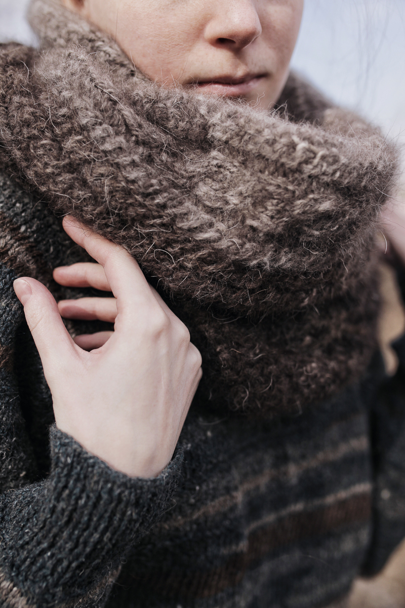 Владимирская мастерица Ольга Журавлева придумала удивительный способ помочь питомцам «Дома северной собаки». Она спряла нитки из шерсти обитателей приюта, а дизайнер одежды Тамара Азарова создала из них коллекцию Selkie. Вещи уже поступили в продажу. Все вырученные средства отдадут приюту