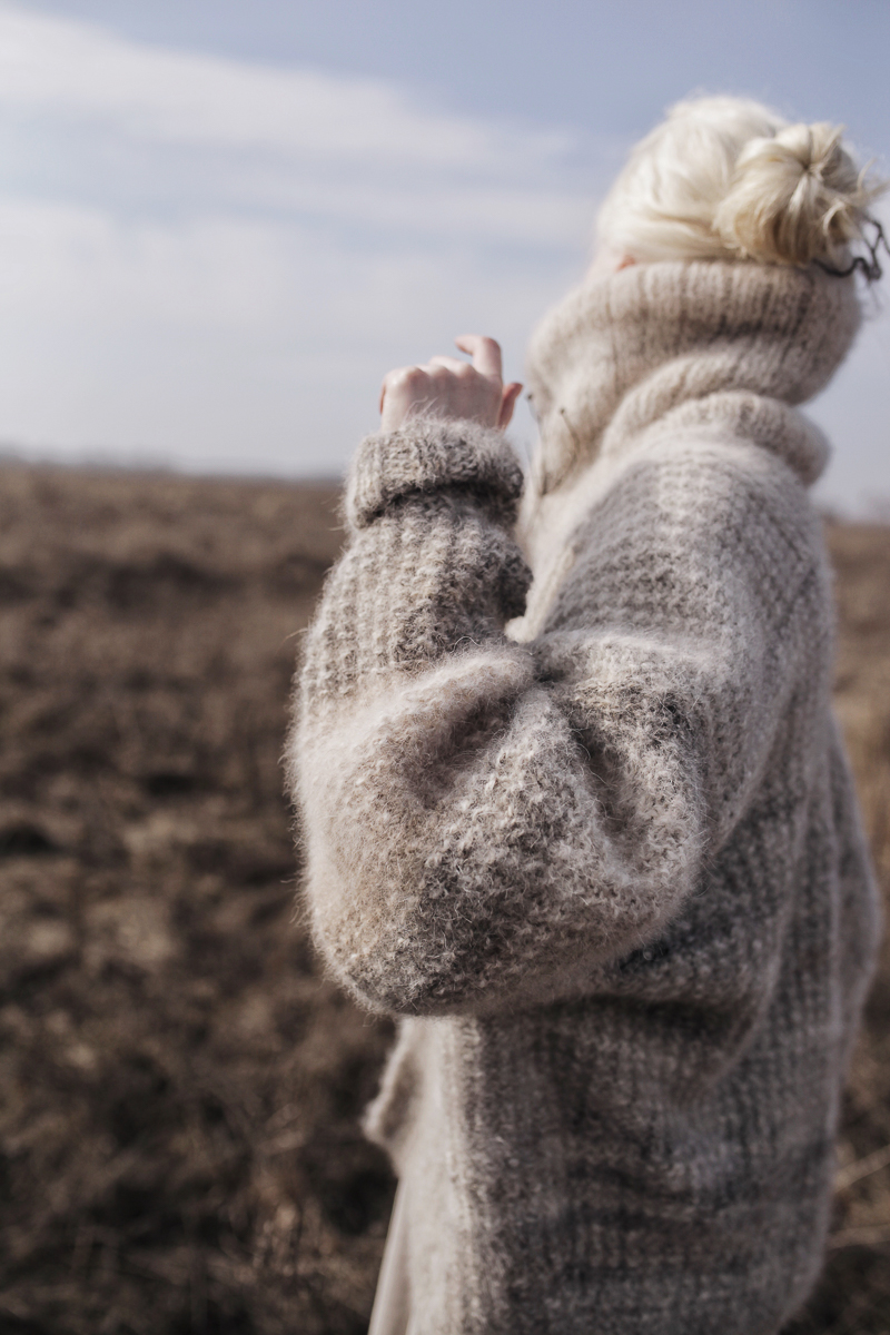 Владимирская мастерица Ольга Журавлева придумала удивительный способ помочь питомцам «Дома северной собаки». Она спряла нитки из шерсти обитателей приюта, а дизайнер одежды Тамара Азарова создала из них коллекцию Selkie. Вещи уже поступили в продажу. Все вырученные средства отдадут приюту