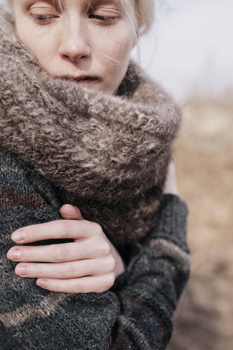 Владимирская мастерица Ольга Журавлева придумала удивительный способ помочь питомцам «Дома северной собаки». Она спряла нитки из шерсти обитателей приюта, а дизайнер одежды Тамара Азарова создала из них коллекцию Selkie. Вещи уже поступили в продажу. Все вырученные средства отдадут приюту