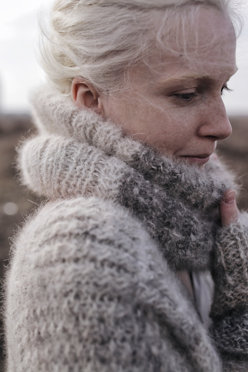 Владимирская мастерица Ольга Журавлева придумала удивительный способ помочь питомцам «Дома северной собаки». Она спряла нитки из шерсти обитателей приюта, а дизайнер одежды Тамара Азарова создала из них коллекцию Selkie. Вещи уже поступили в продажу. Все вырученные средства отдадут приюту