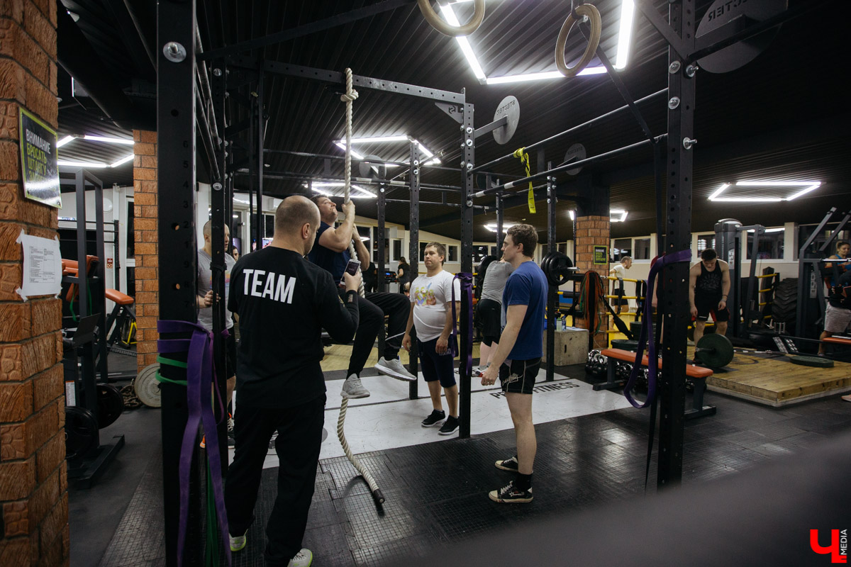 Спорим, вы умеете бороться на руках, но не умеете побеждать в армрестлинге? Расскажем, почему так выходит и зачем местная Федерация раздаривает победителям деревянные молоты