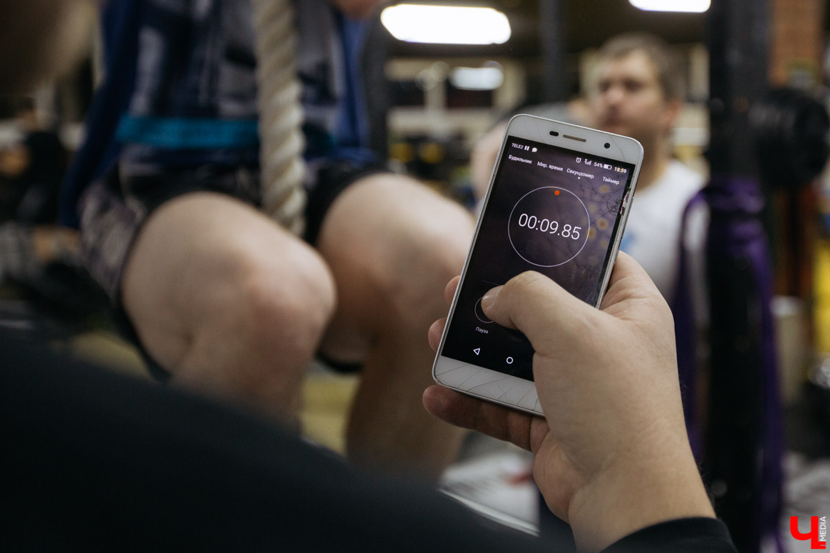 Спорим, вы умеете бороться на руках, но не умеете побеждать в армрестлинге? Расскажем, почему так выходит и зачем местная Федерация раздаривает победителям деревянные молоты