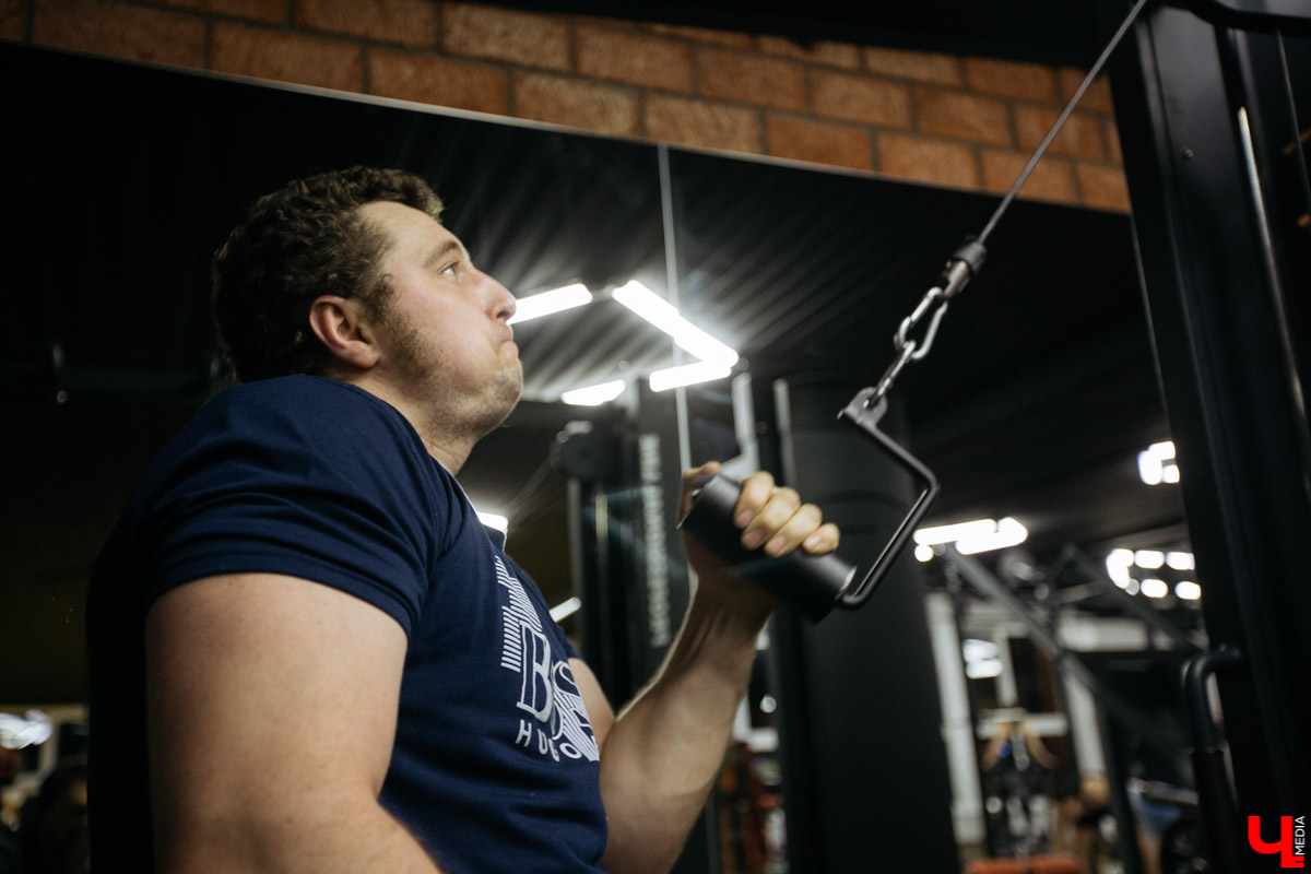 Спорим, вы умеете бороться на руках, но не умеете побеждать в армрестлинге? Расскажем, почему так выходит и зачем местная Федерация раздаривает победителям деревянные молоты