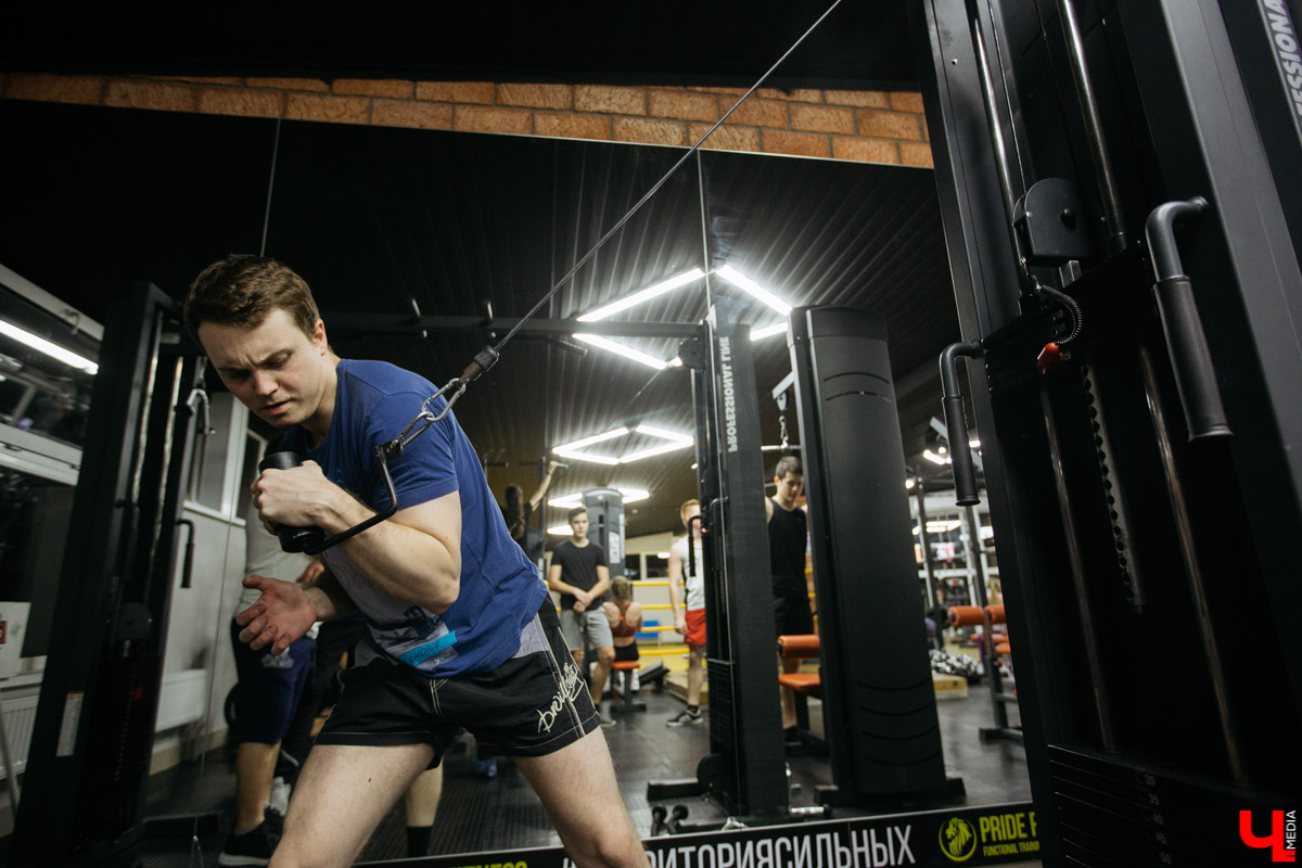 Спорим, вы умеете бороться на руках, но не умеете побеждать в армрестлинге? Расскажем, почему так выходит и зачем местная Федерация раздаривает победителям деревянные молоты