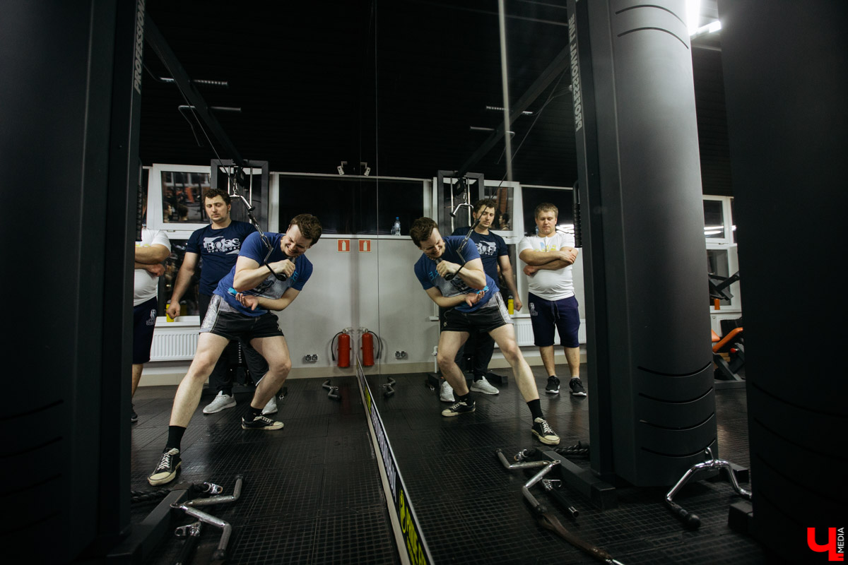 Спорим, вы умеете бороться на руках, но не умеете побеждать в армрестлинге? Расскажем, почему так выходит и зачем местная Федерация раздаривает победителям деревянные молоты