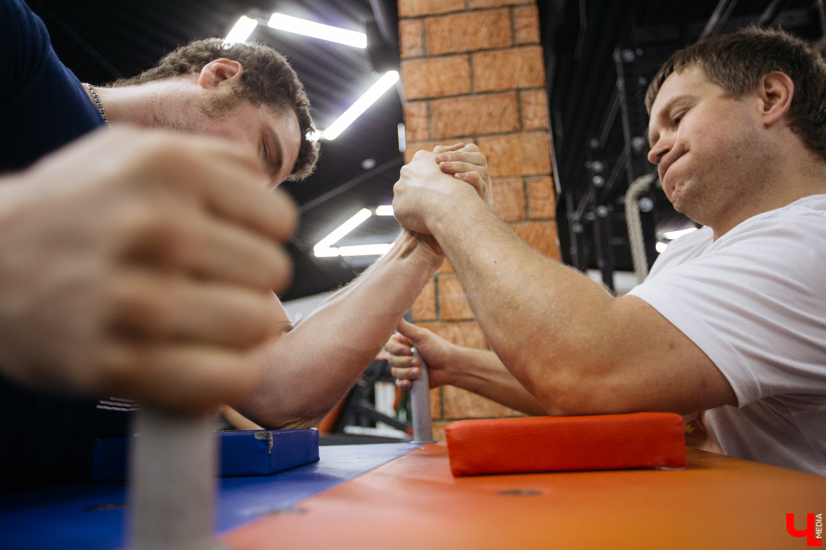 Спорим, вы умеете бороться на руках, но не умеете побеждать в армрестлинге? Расскажем, почему так выходит и зачем местная Федерация раздаривает победителям деревянные молоты
