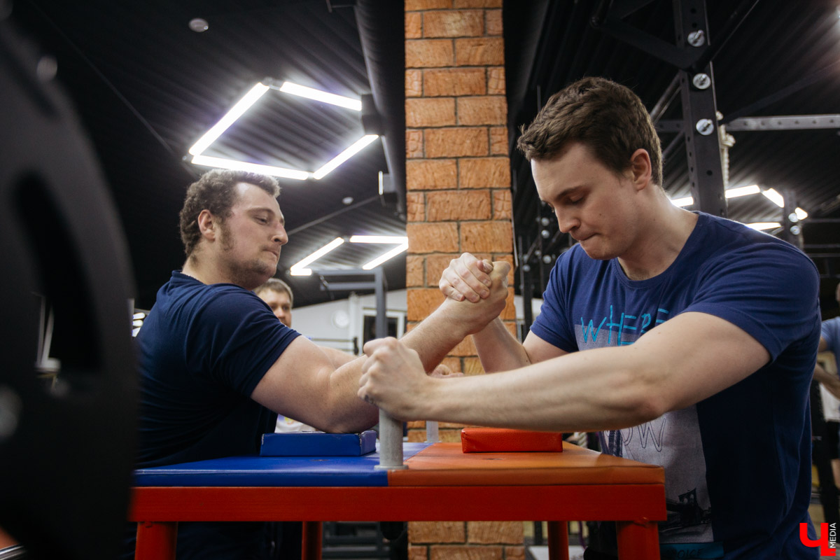 Спорим, вы умеете бороться на руках, но не умеете побеждать в армрестлинге? Расскажем, почему так выходит и зачем местная Федерация раздаривает победителям деревянные молоты