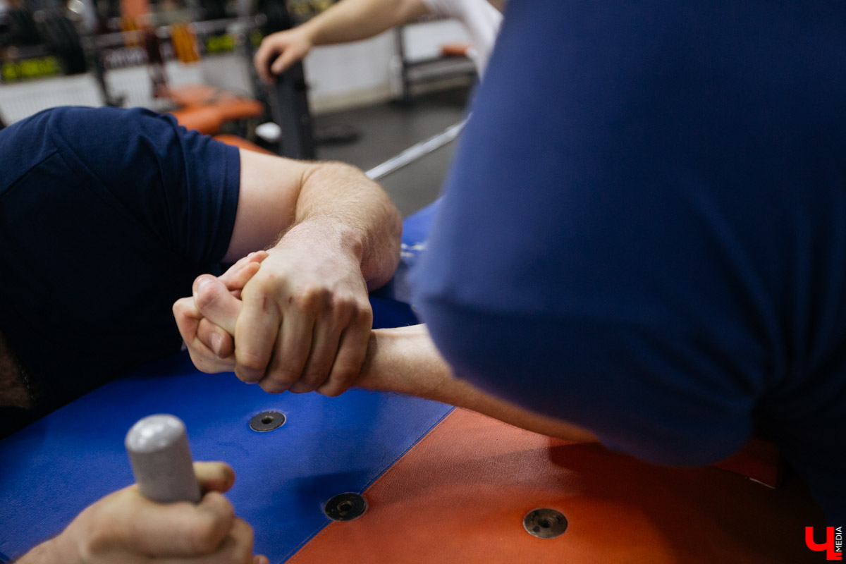 Спорим, вы умеете бороться на руках, но не умеете побеждать в армрестлинге? Расскажем, почему так выходит и зачем местная Федерация раздаривает победителям деревянные молоты