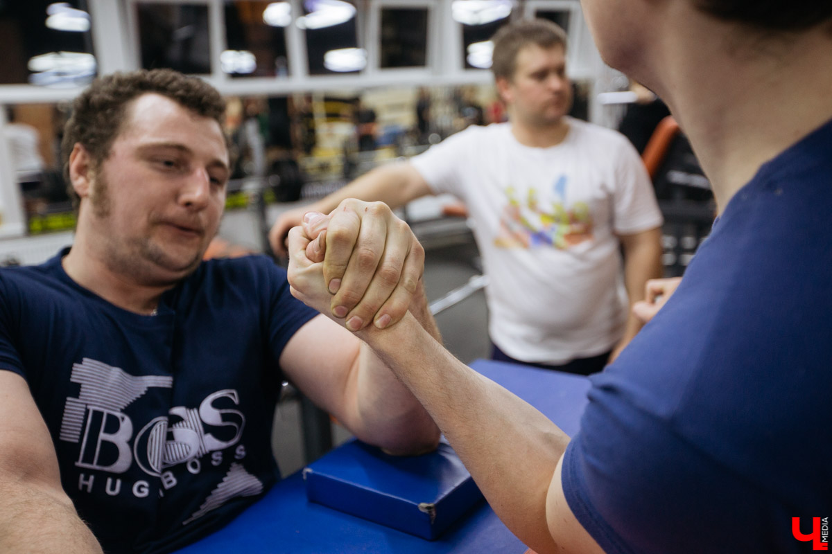 Спорим, вы умеете бороться на руках, но не умеете побеждать в армрестлинге? Расскажем, почему так выходит и зачем местная Федерация раздаривает победителям деревянные молоты