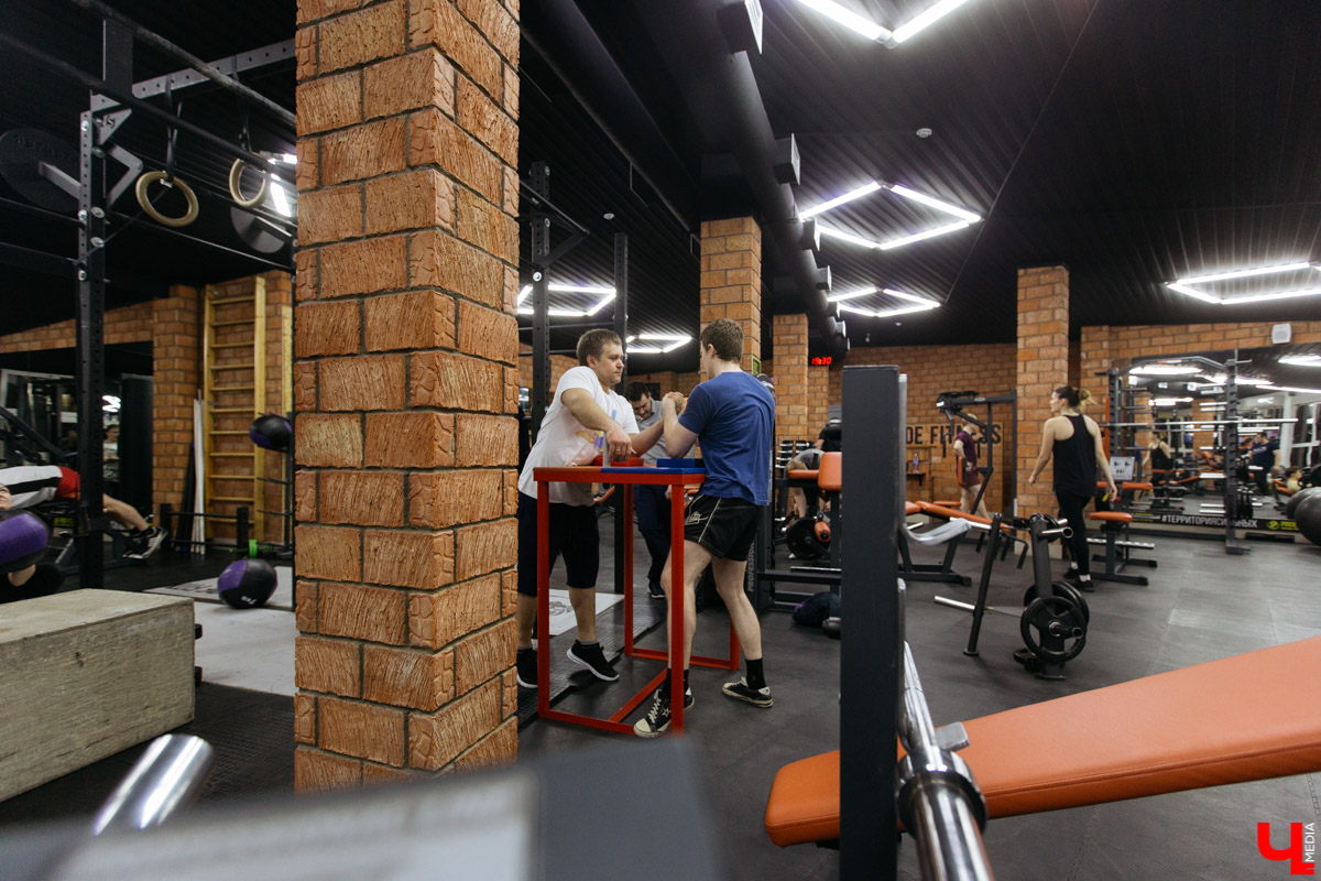 Спорим, вы умеете бороться на руках, но не умеете побеждать в армрестлинге? Расскажем, почему так выходит и зачем местная Федерация раздаривает победителям деревянные молоты