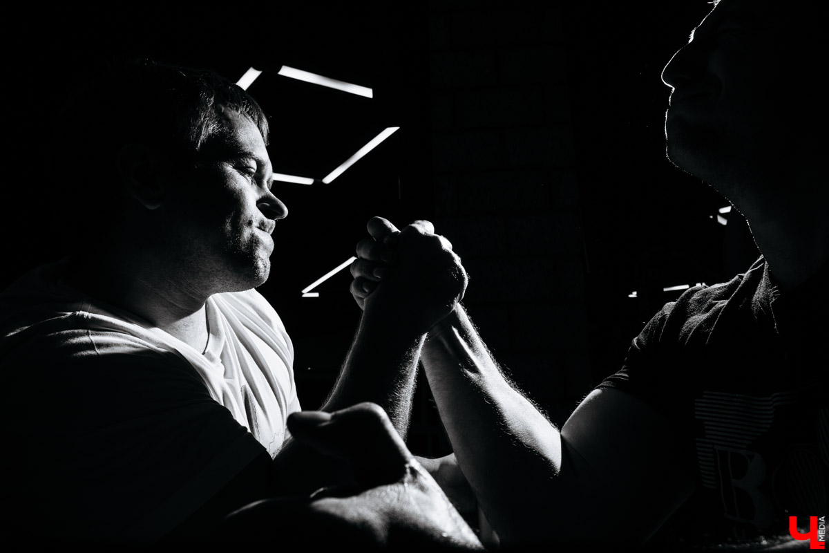 Спорим, вы умеете бороться на руках, но не умеете побеждать в армрестлинге? Расскажем, почему так выходит и зачем местная Федерация раздаривает победителям деревянные молоты