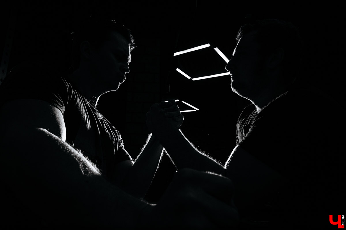 Спорим, вы умеете бороться на руках, но не умеете побеждать в армрестлинге? Расскажем, почему так выходит и зачем местная Федерация раздаривает победителям деревянные молоты