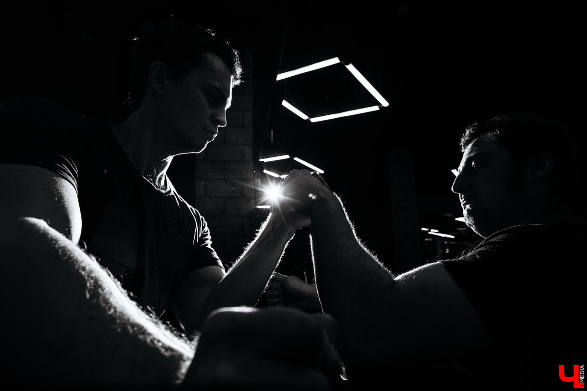 Спорим, вы умеете бороться на руках, но не умеете побеждать в армрестлинге? Расскажем, почему так выходит и зачем местная Федерация раздаривает победителям деревянные молоты