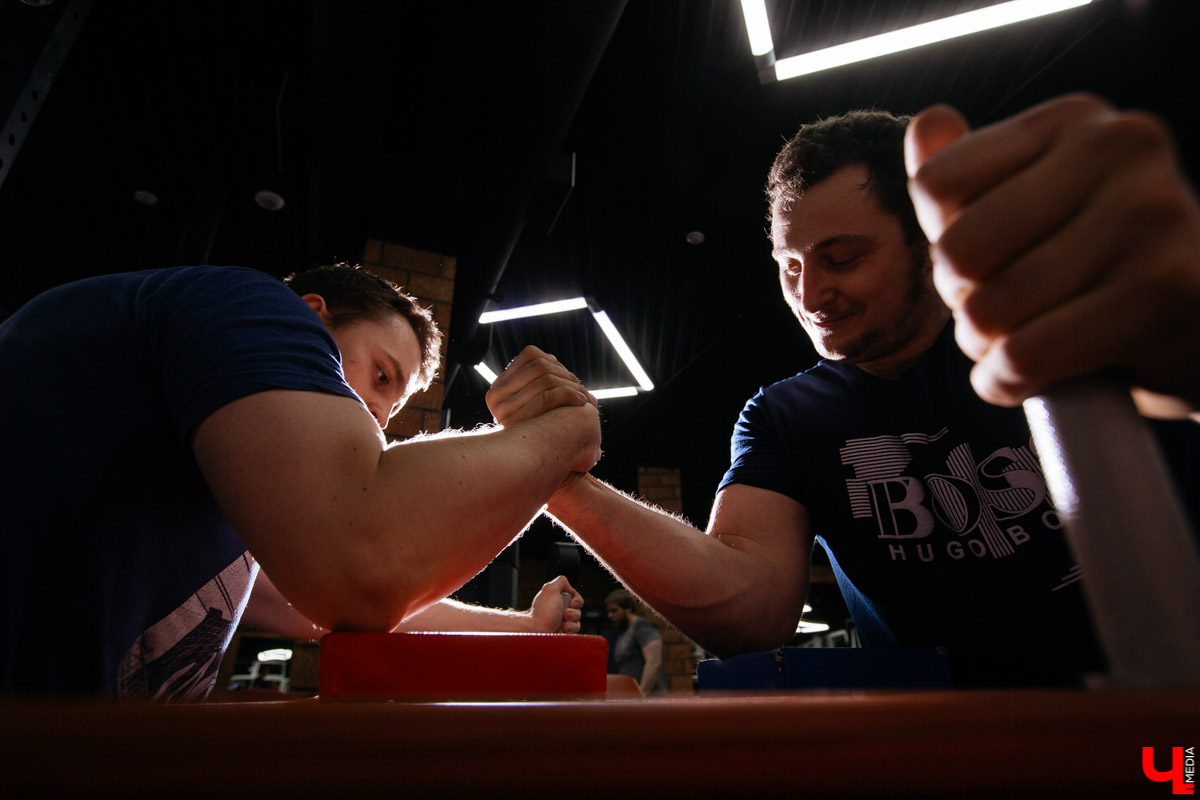 Спорим, вы умеете бороться на руках, но не умеете побеждать в армрестлинге? Расскажем, почему так выходит и зачем местная Федерация раздаривает победителям деревянные молоты