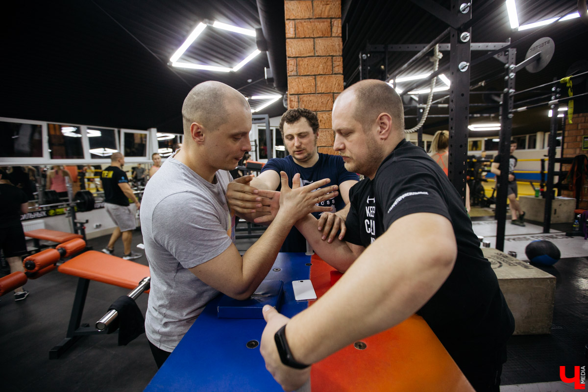 Спорим, вы умеете бороться на руках, но не умеете побеждать в армрестлинге? Расскажем, почему так выходит и зачем местная Федерация раздаривает победителям деревянные молоты