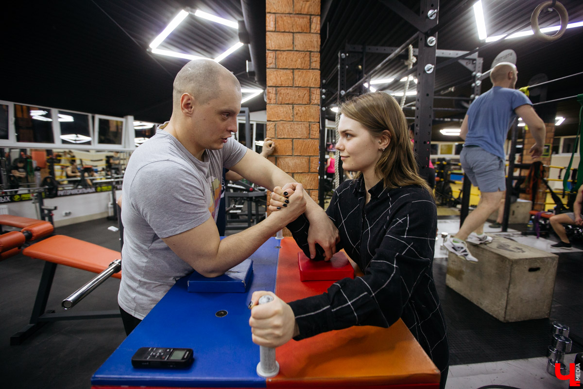 Спорим, вы умеете бороться на руках, но не умеете побеждать в армрестлинге? Расскажем, почему так выходит и зачем местная Федерация раздаривает победителям деревянные молоты
