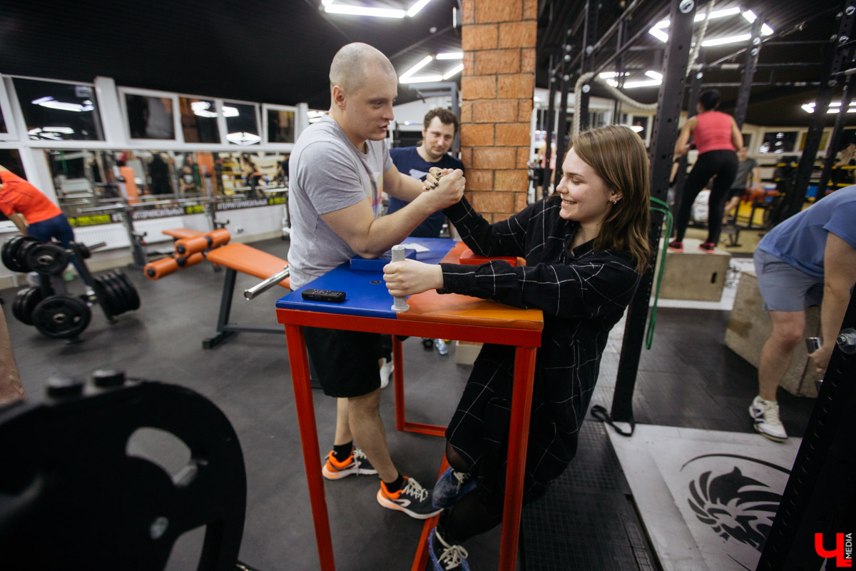 Спорим, вы умеете бороться на руках, но не умеете побеждать в армрестлинге? Расскажем, почему так выходит и зачем местная Федерация раздаривает победителям деревянные молоты