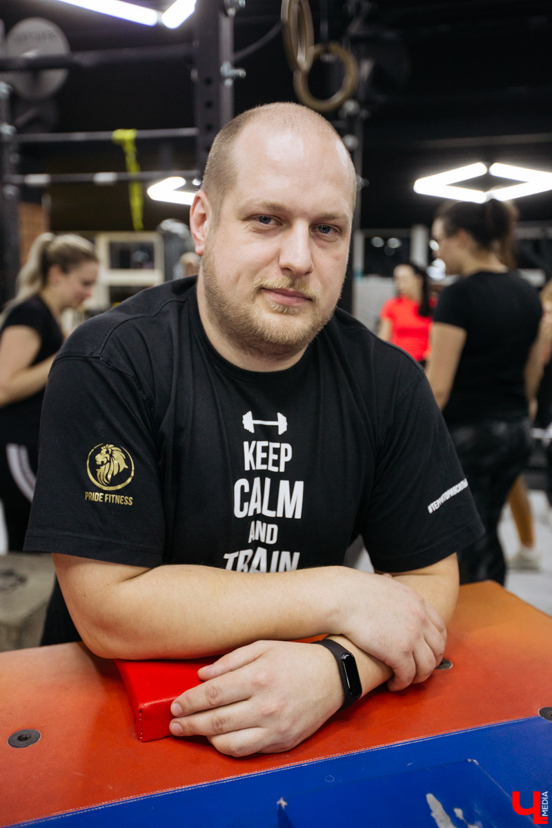 Спорим, вы умеете бороться на руках, но не умеете побеждать в армрестлинге? Расскажем, почему так выходит и зачем местная Федерация раздаривает победителям деревянные молоты