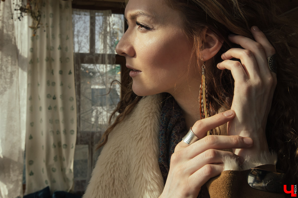 Фотограф Екатерина Лебедь носит редкие, эклектичные вещи с историей. Ее стиль — бохо с небольшой ноткой гранжа. Девушка любит бахрому, шляпы, джинсы и казаки. Все, как в старых добрых вестернах