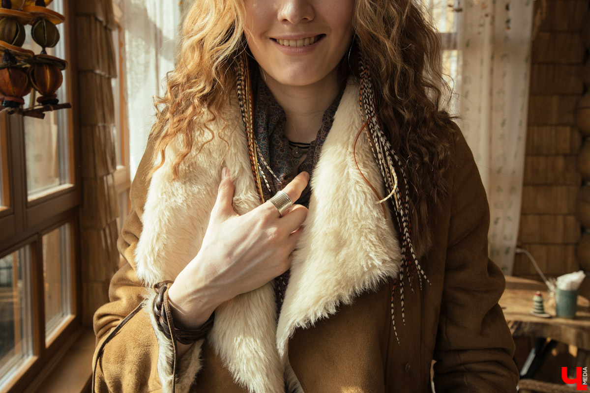 Фотограф Екатерина Лебедь носит редкие, эклектичные вещи с историей. Ее стиль — бохо с небольшой ноткой гранжа. Девушка любит бахрому, шляпы, джинсы и казаки. Все, как в старых добрых вестернах