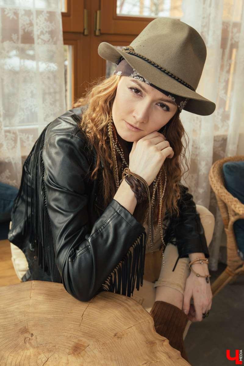 Фотограф Екатерина Лебедь носит редкие, эклектичные вещи с историей. Ее стиль — бохо с небольшой ноткой гранжа. Девушка любит бахрому, шляпы, джинсы и казаки. Все, как в старых добрых вестернах