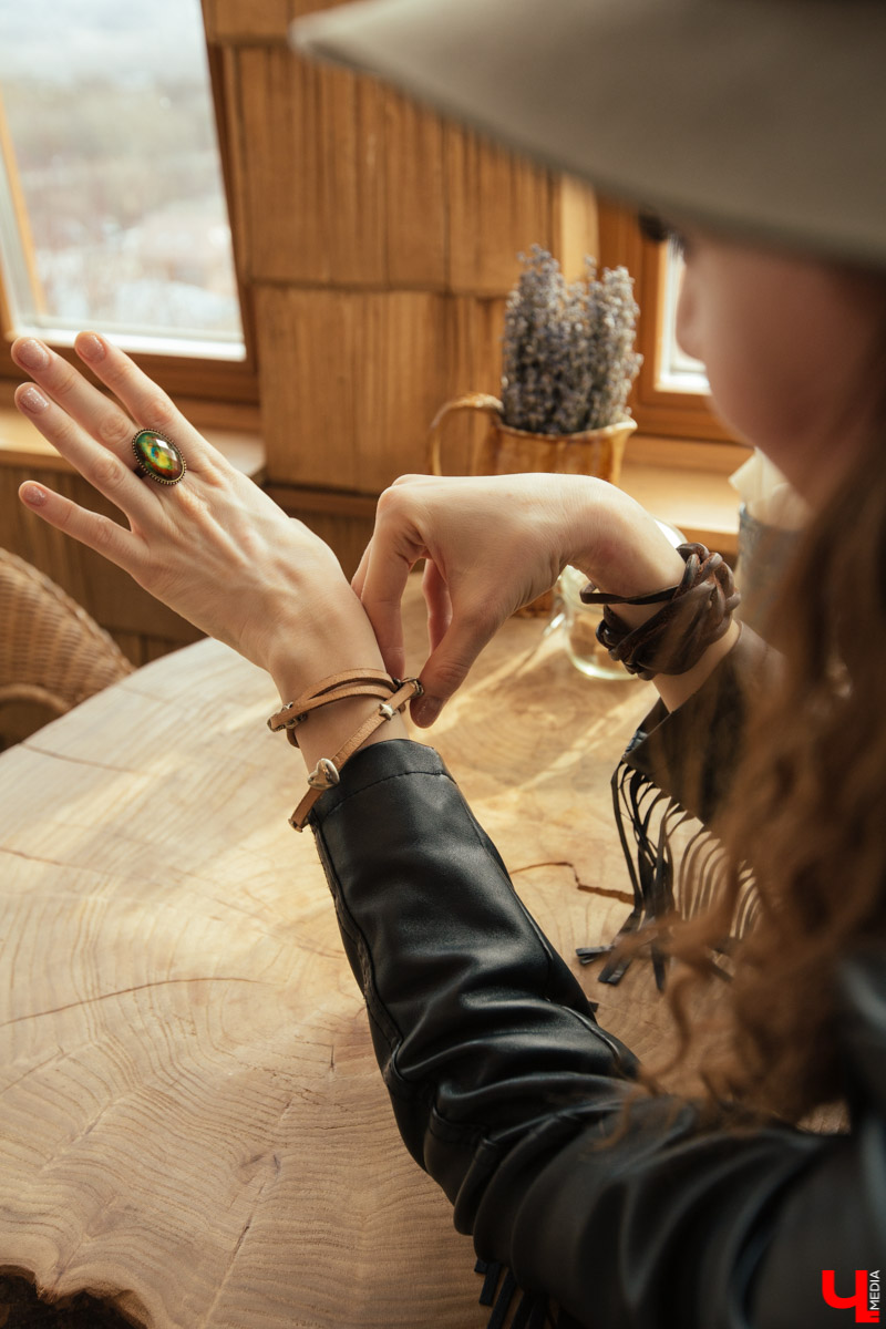 Фотограф Екатерина Лебедь носит редкие, эклектичные вещи с историей. Ее стиль — бохо с небольшой ноткой гранжа. Девушка любит бахрому, шляпы, джинсы и казаки. Все, как в старых добрых вестернах