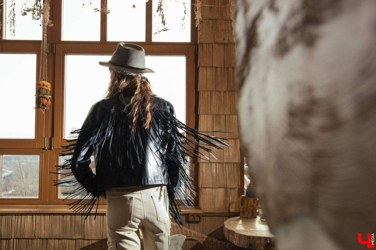 Фотограф Екатерина Лебедь носит редкие, эклектичные вещи с историей. Ее стиль — бохо с небольшой ноткой гранжа. Девушка любит бахрому, шляпы, джинсы и казаки. Все, как в старых добрых вестернах