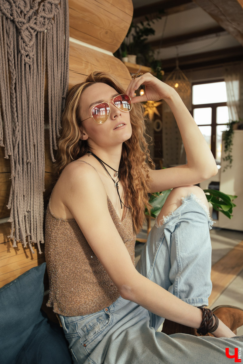 Фотограф Екатерина Лебедь носит редкие, эклектичные вещи с историей. Ее стиль — бохо с небольшой ноткой гранжа. Девушка любит бахрому, шляпы, джинсы и казаки. Все, как в старых добрых вестернах