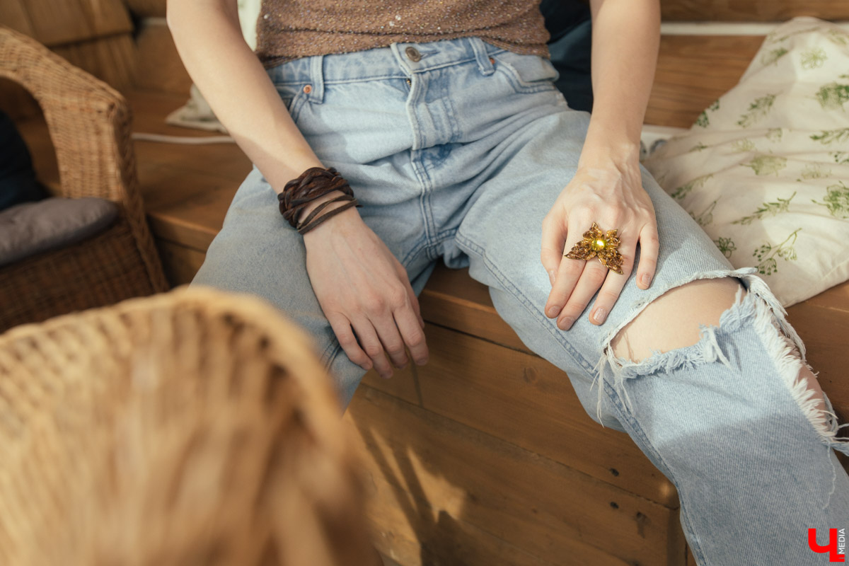 Фотограф Екатерина Лебедь носит редкие, эклектичные вещи с историей. Ее стиль — бохо с небольшой ноткой гранжа. Девушка любит бахрому, шляпы, джинсы и казаки. Все, как в старых добрых вестернах